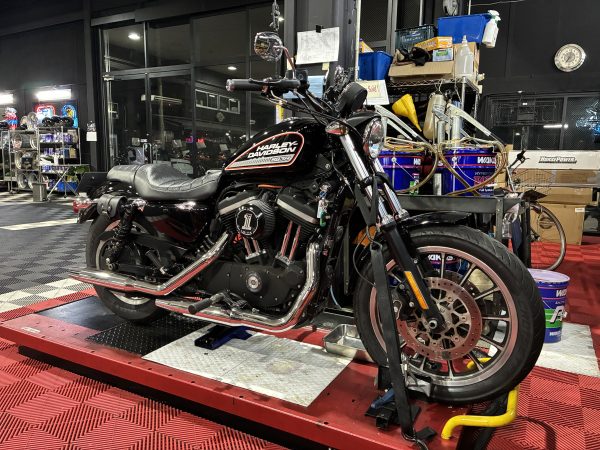 2014y XL883 R エンジンボアアップとカスタムを実施致しました。